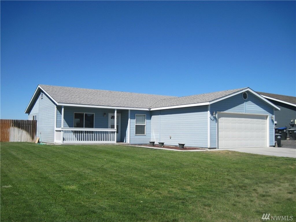 Property Photo:  118 E Linden Ave  WA 98837 