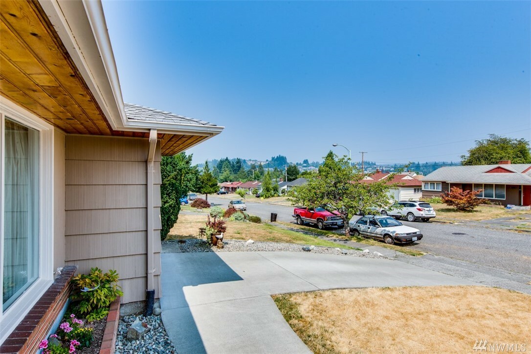 Property Photo:  2429 Veldee Ave  WA 98312 