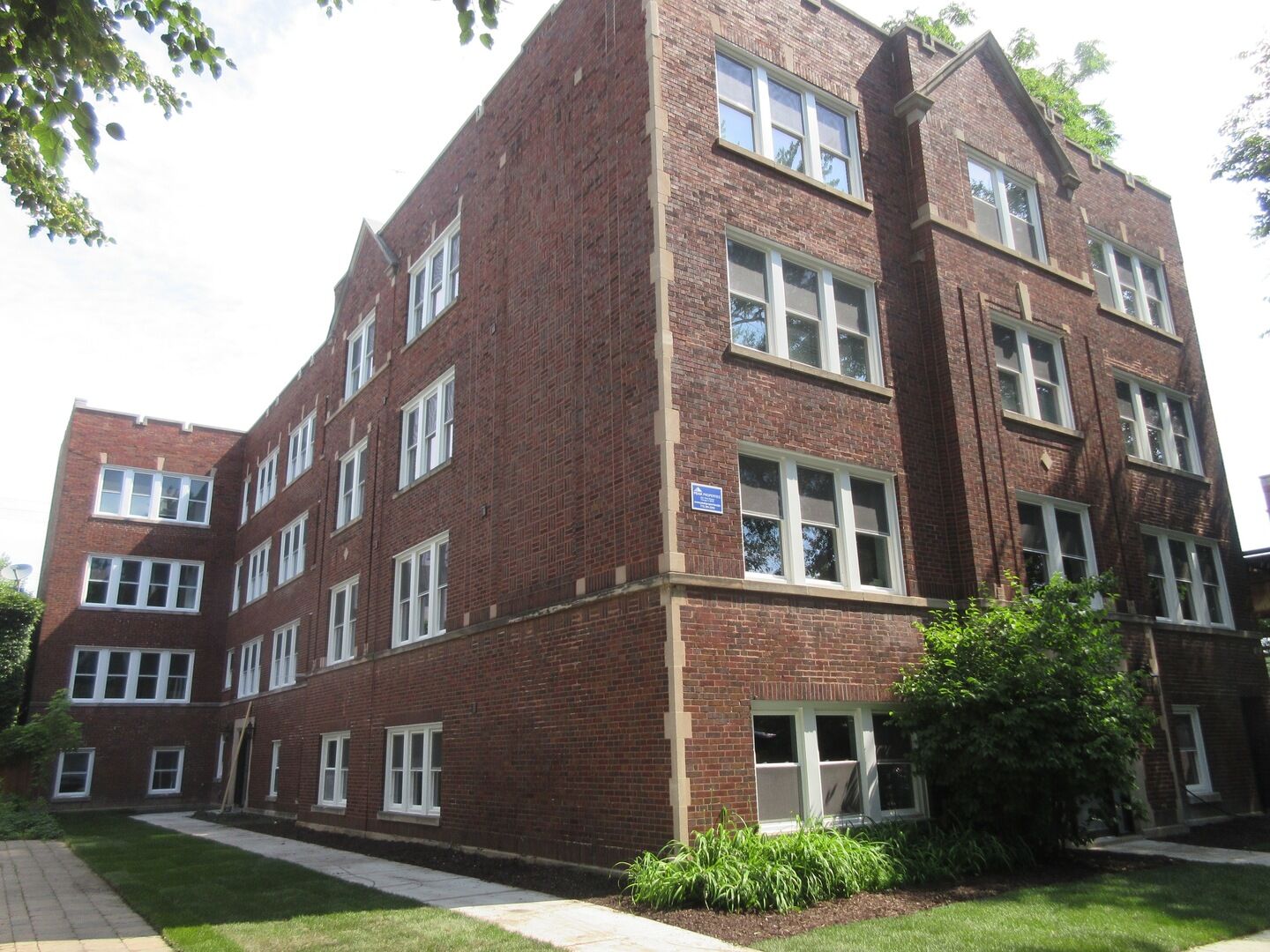 Property Photo: 1822 W Byron Street 2E IL 60618