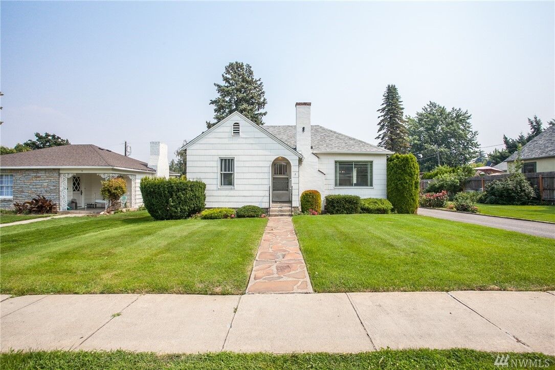 Property Photo: 1 S Garfield Ave WA 98801