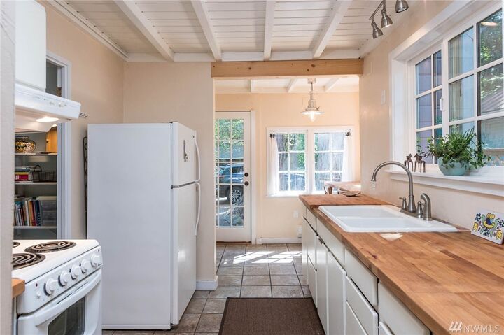 Property Photo: 17103 Tabor Ave SW WA 98070