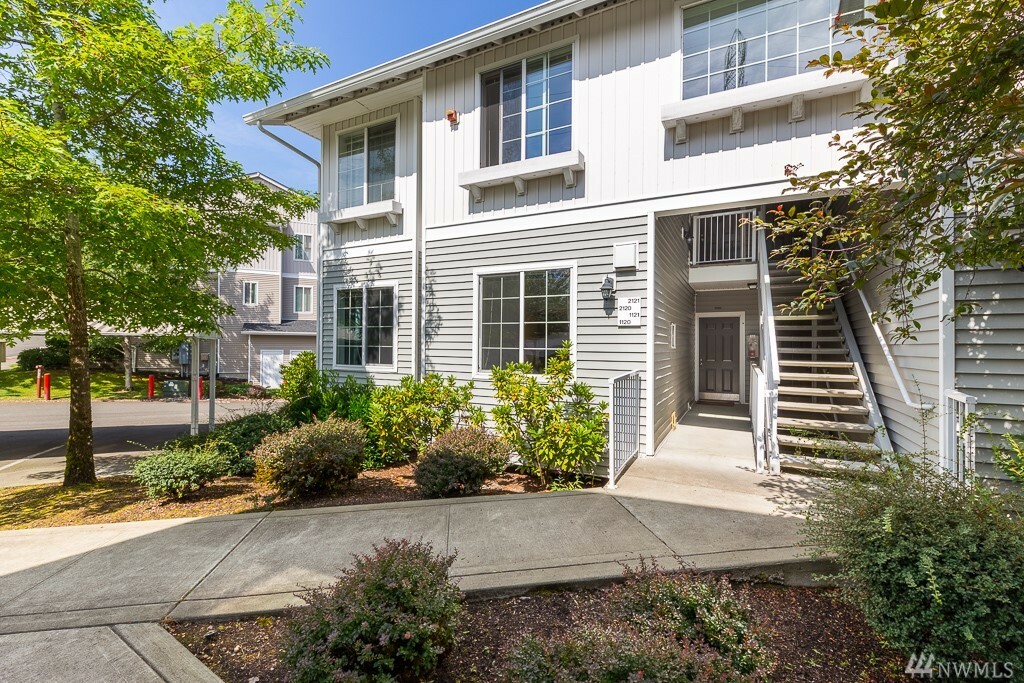 Property Photo:  3006 SE 8th St 1120  WA 98058 