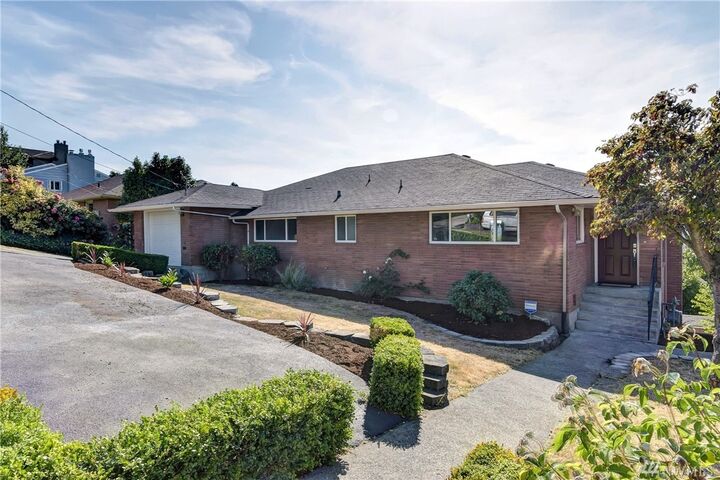 Property Photo:  509 Renton Ave S  WA 98057 