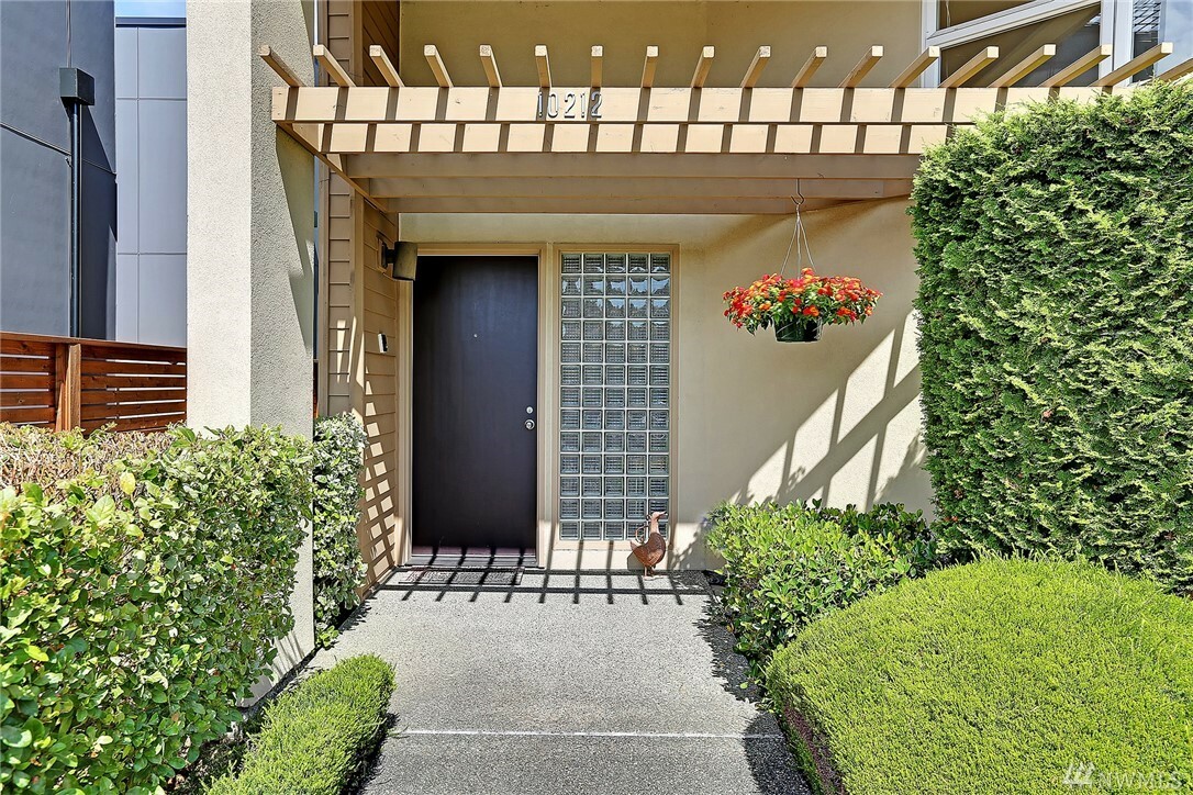 Property Photo: 10212 NE 62nd St A WA 98033