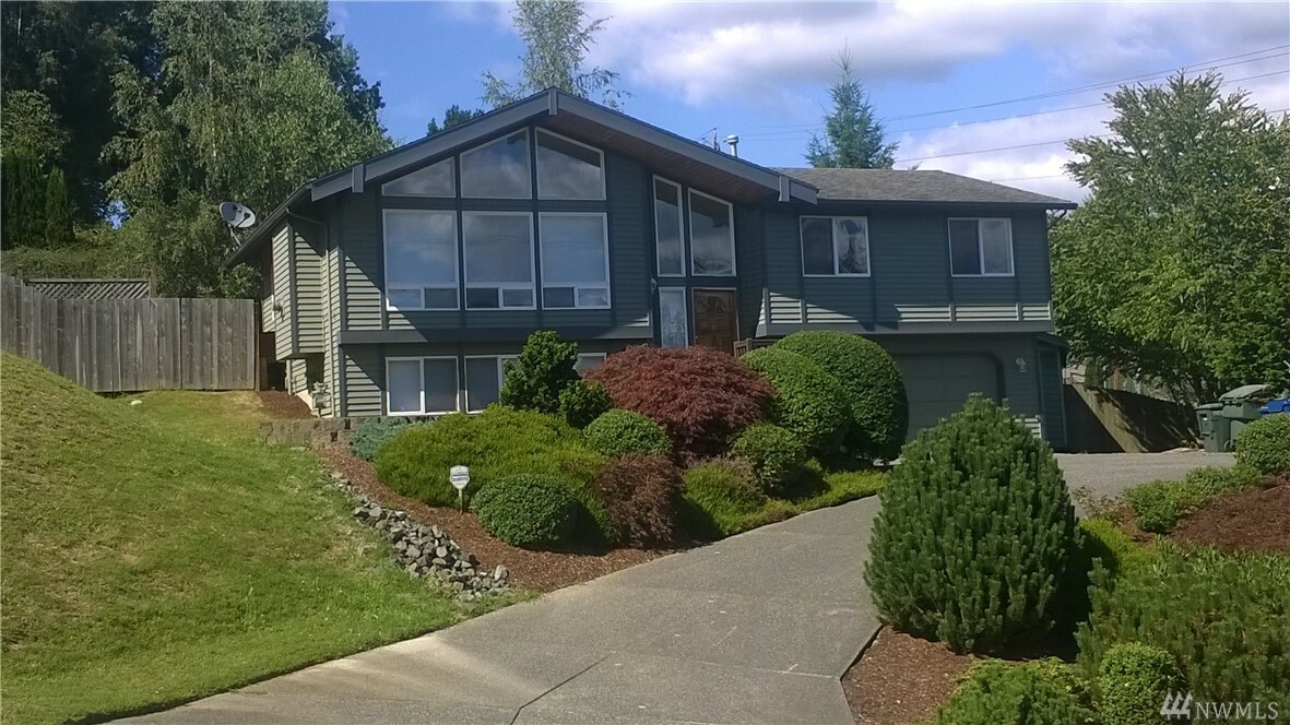 Property Photo:  402 9th St  WA 98290 