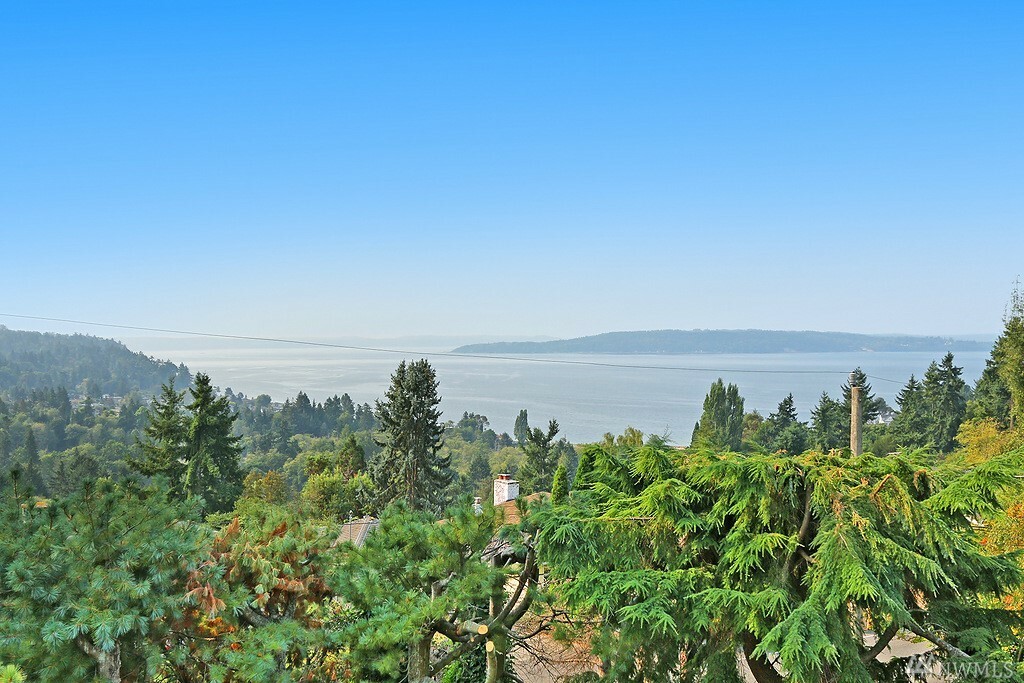 Property Photo:  17025 12th Place SW  WA 98166 