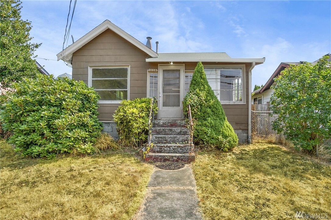 Property Photo:  1114 Perry Ave  WA 98310 