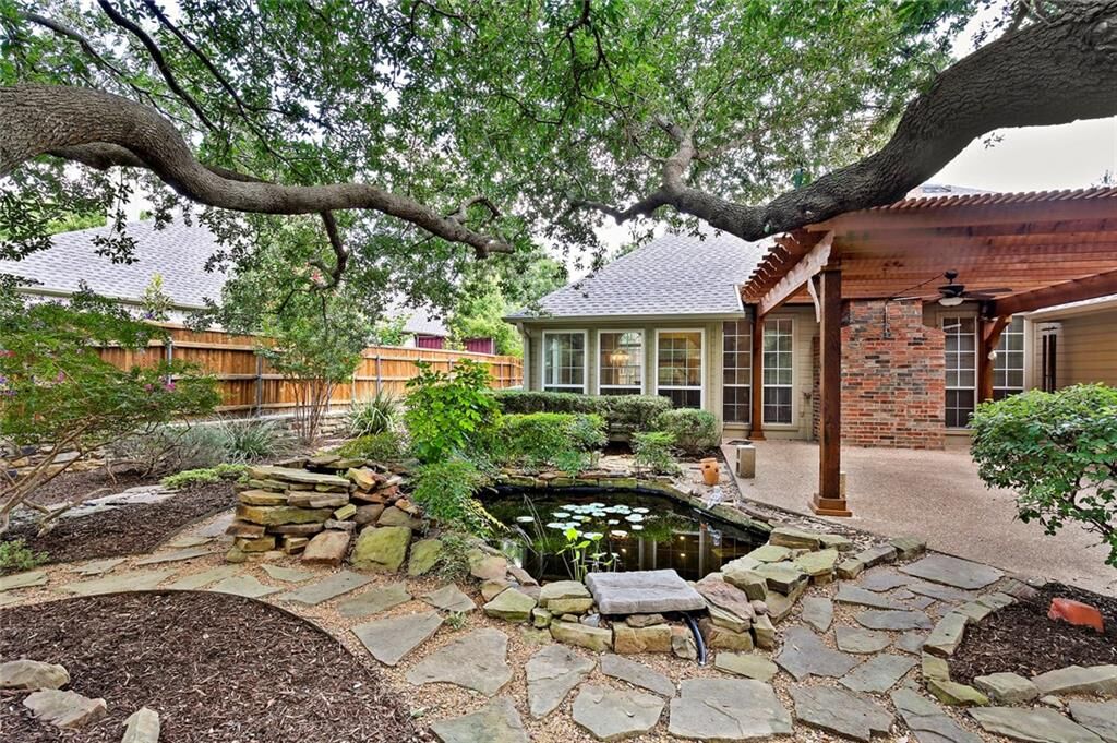 Property Photo:  