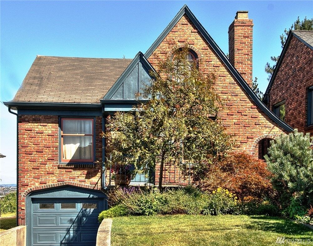 Property Photo: 2718 Queen Anne Ave N WA 98109