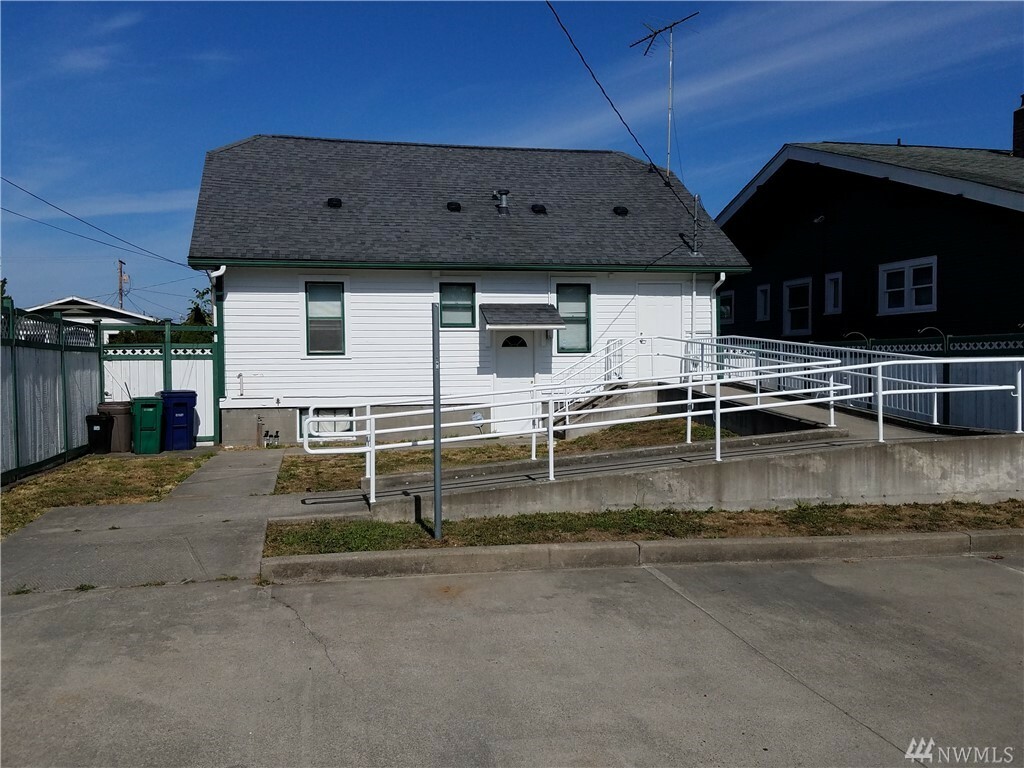 Property Photo:  328 1st St NE  WA 98002 