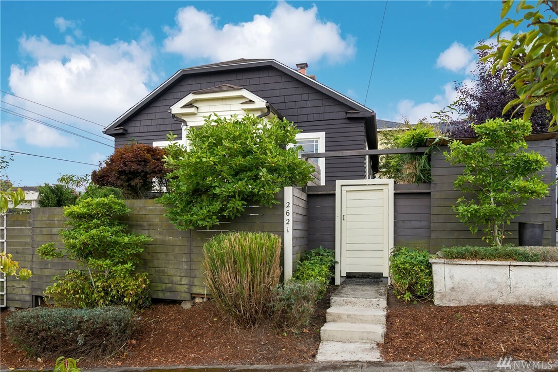 Property Photo: 2621 E Pine St WA 98122