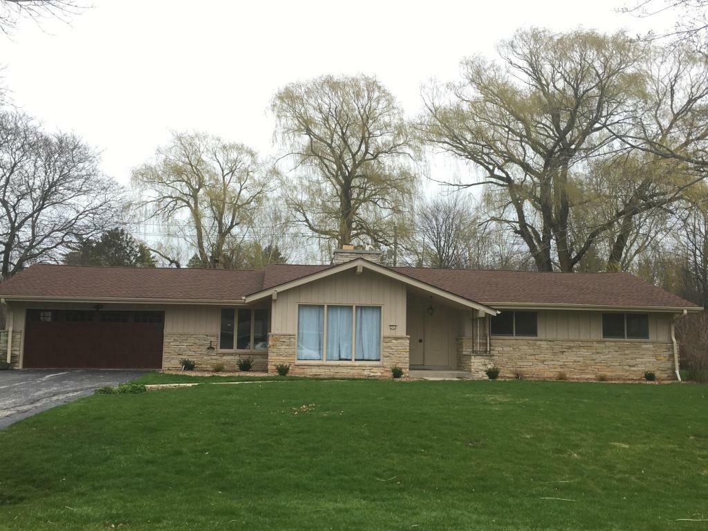 Property Photo:  8570 N Fielding Rd  WI 53217-2465 