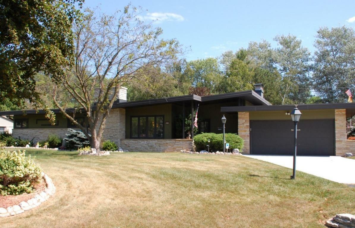 Property Photo: 8640 N Manor Ln WI 53217