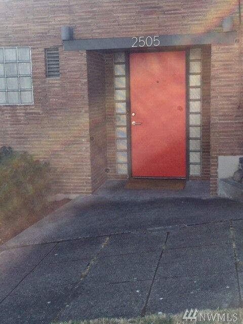 Property Photo:  2505 W Plymouth Street  WA 98199 