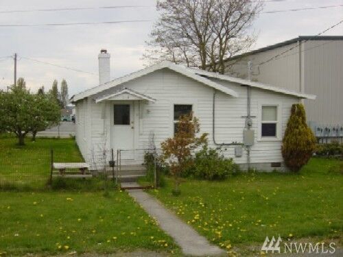 Property Photo:  910 31st St  WA 98221 