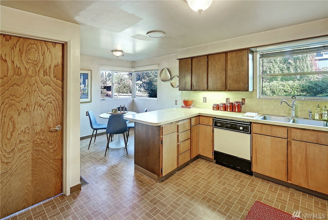 Property Photo:  625 N 90th St  WA 98103 