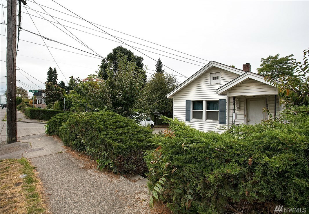 Property Photo:  9003 5th Ave NE  WA 98115 