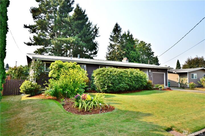 Property Photo: 1712 2nd St NE WA 98002