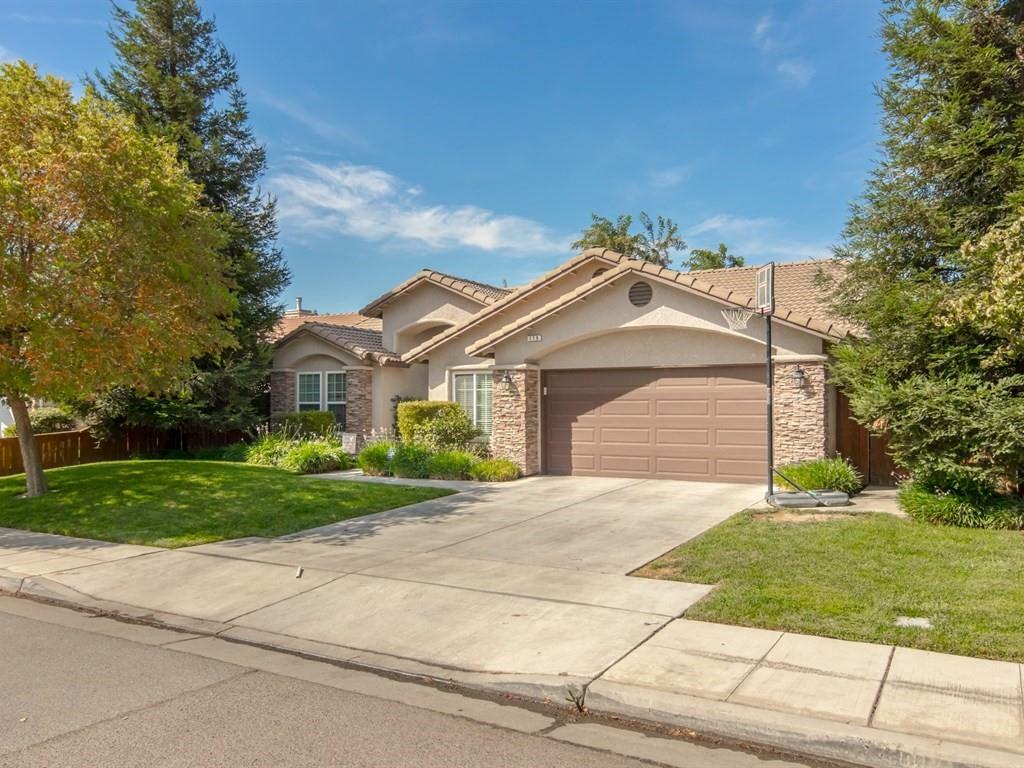 Property Photo: 116 Kites Way CA 93610