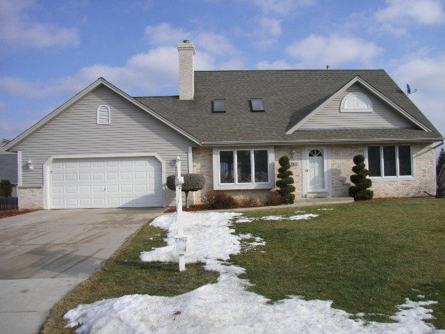 Property Photo:  9160 S 44th St  WI 53132-8261 