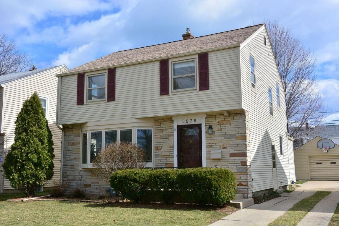 Property Photo: 5276 N Bay Ridge Ave WI 53217