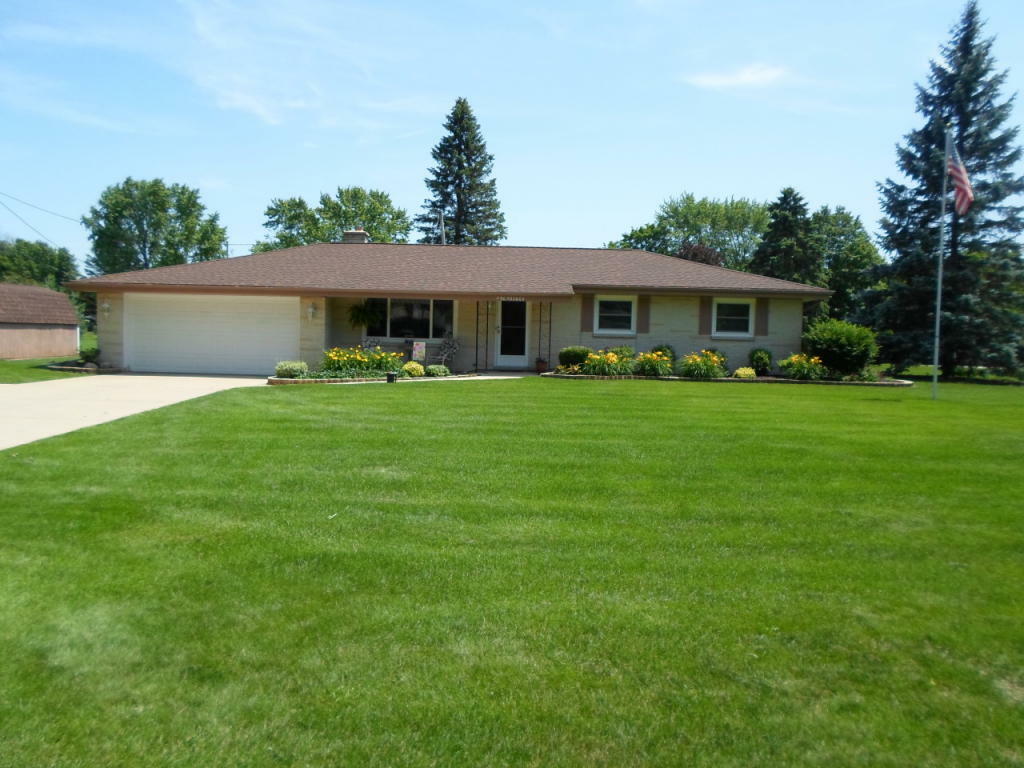 Property Photo:  S90w22665 Loretto Ln  WI 53103 