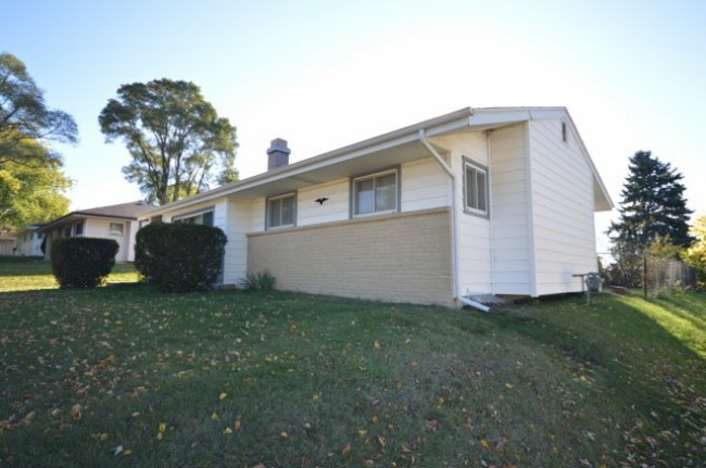 Property Photo:  1625 Victoria Dr  WI 53189-7412 