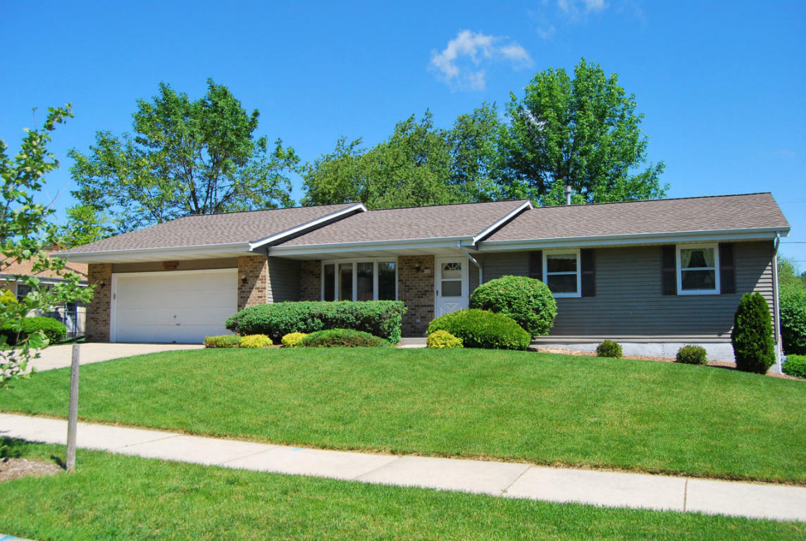Property Photo: 908 Janet Pl WI 53095-4249