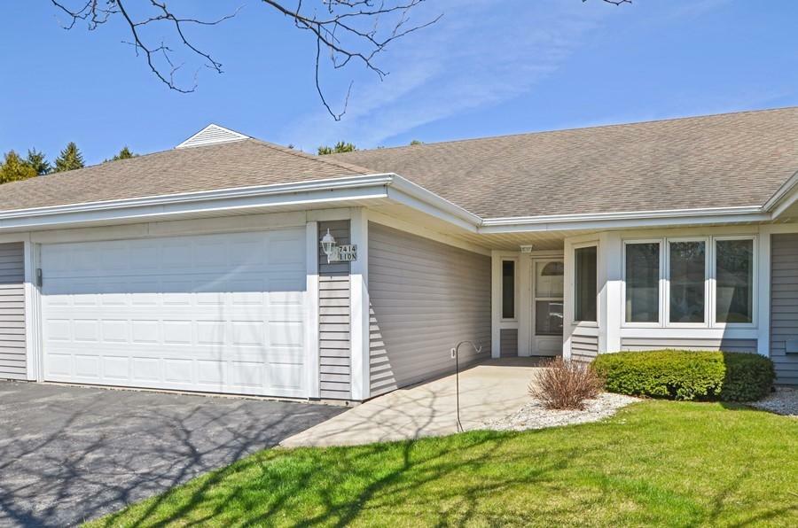 Property Photo:  7414 W Mequon Square Dr 2  WI 53092-8527 