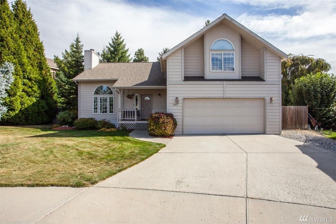 Property Photo:  1017 Gilbert Ct  WA 98802