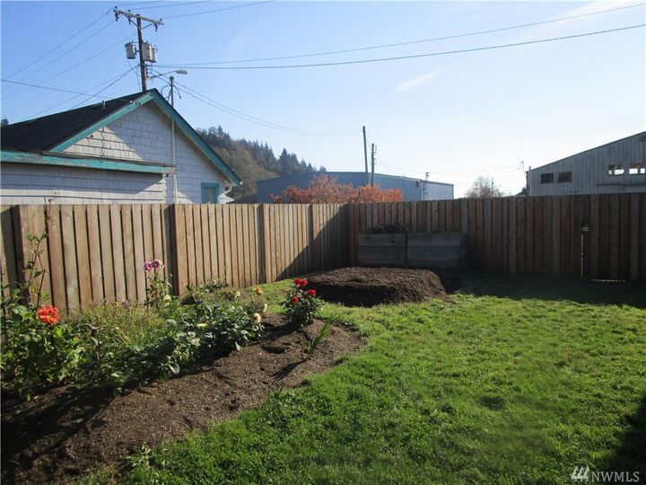 Property Photo:  800 E Market St  WA 98520 