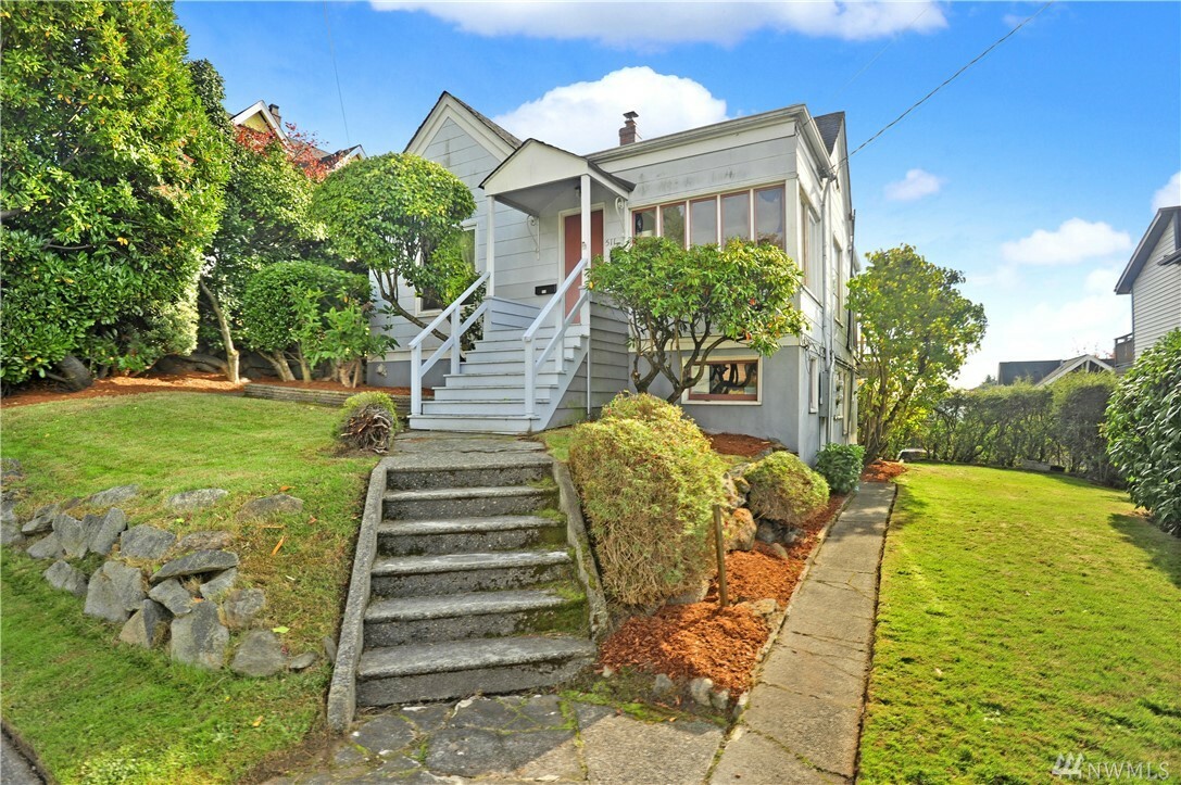 Property Photo:  511 NE 80th St  WA 98115 