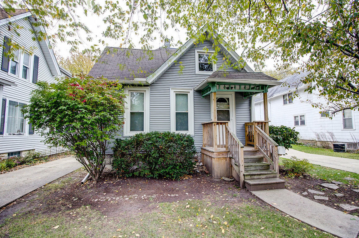 Property Photo:  807 Oakland Ave  WI 53186 