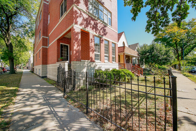 Property Photo:  2158 W Foster Avenue 2  IL 60625 