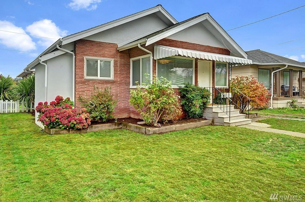 Property Photo:  222 Burnett Ave N  WA 98057 