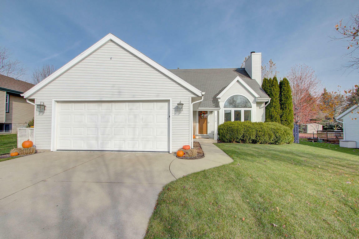 Property Photo: 3020 E Diane Dr WI 53154