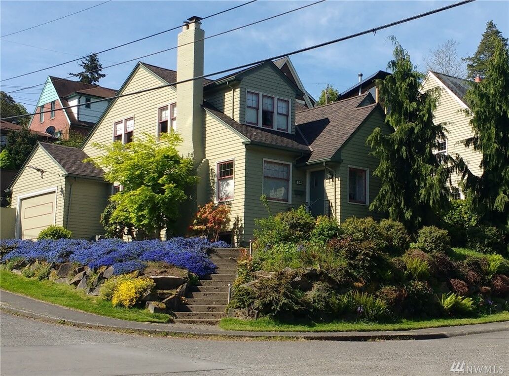 Property Photo:  803 W Etruria St  WA 98119 