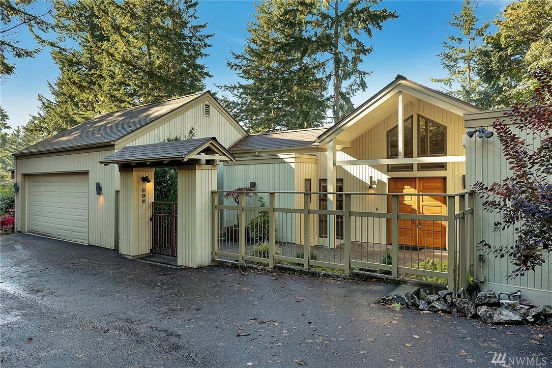 Property Photo:  202 Morey Ave  WA 98225 