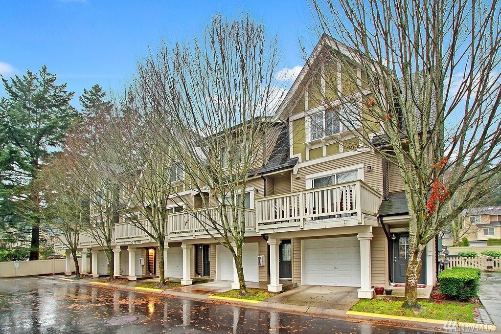 Property Photo: 18268 NE 97th Wy 102 WA 98052