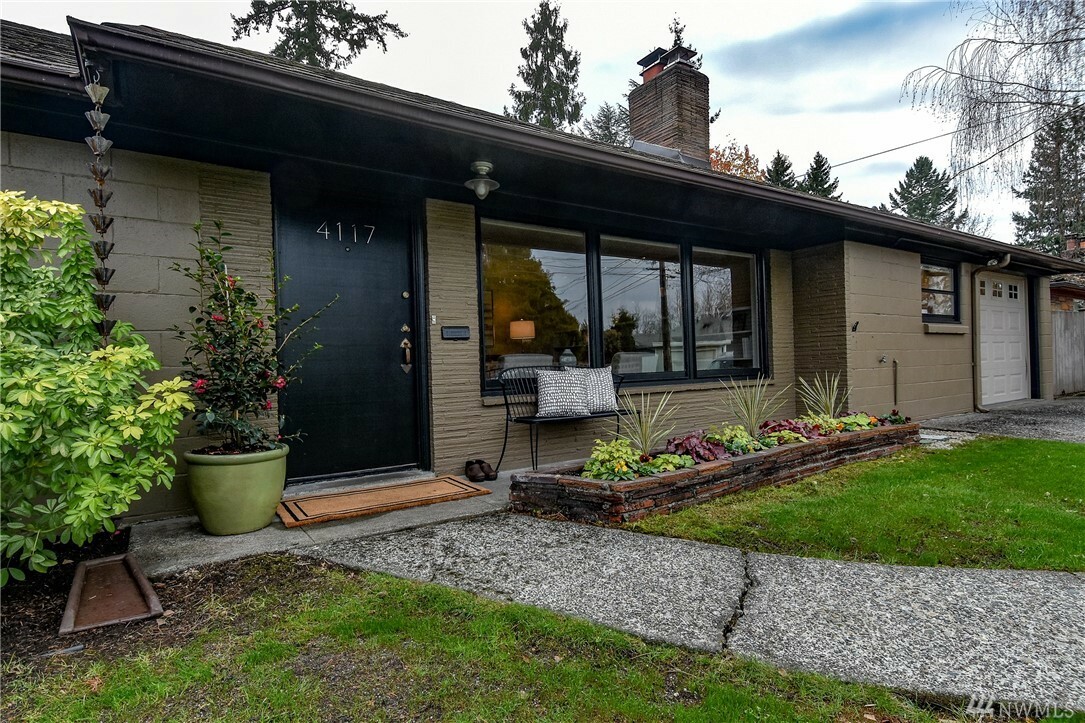 Property Photo:  4117 NE 82nd St  WA 98115 