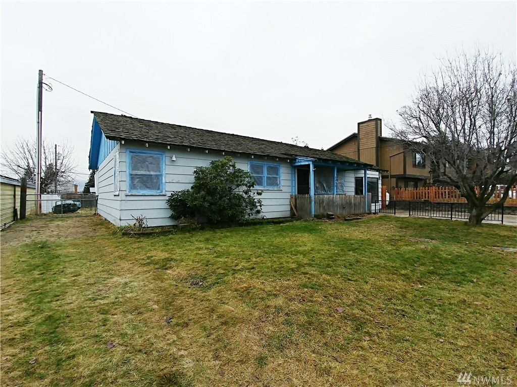 Property Photo: 2426 Lemaister Ave WA 98801