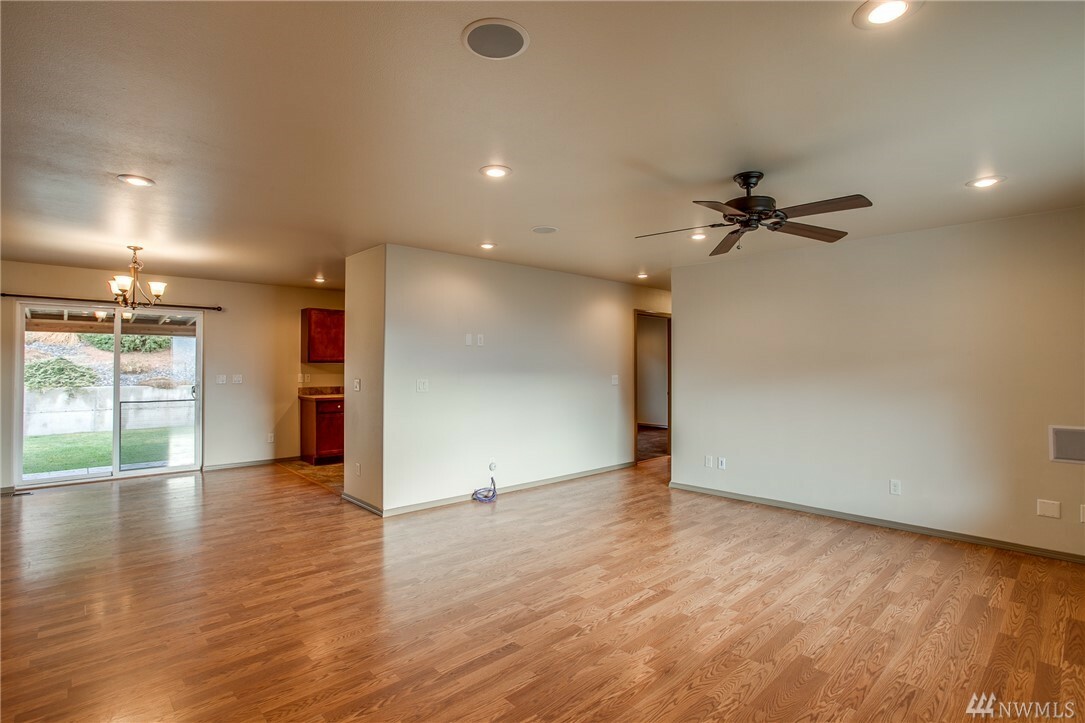 Property Photo: 1185 SE Juno St WA 98802