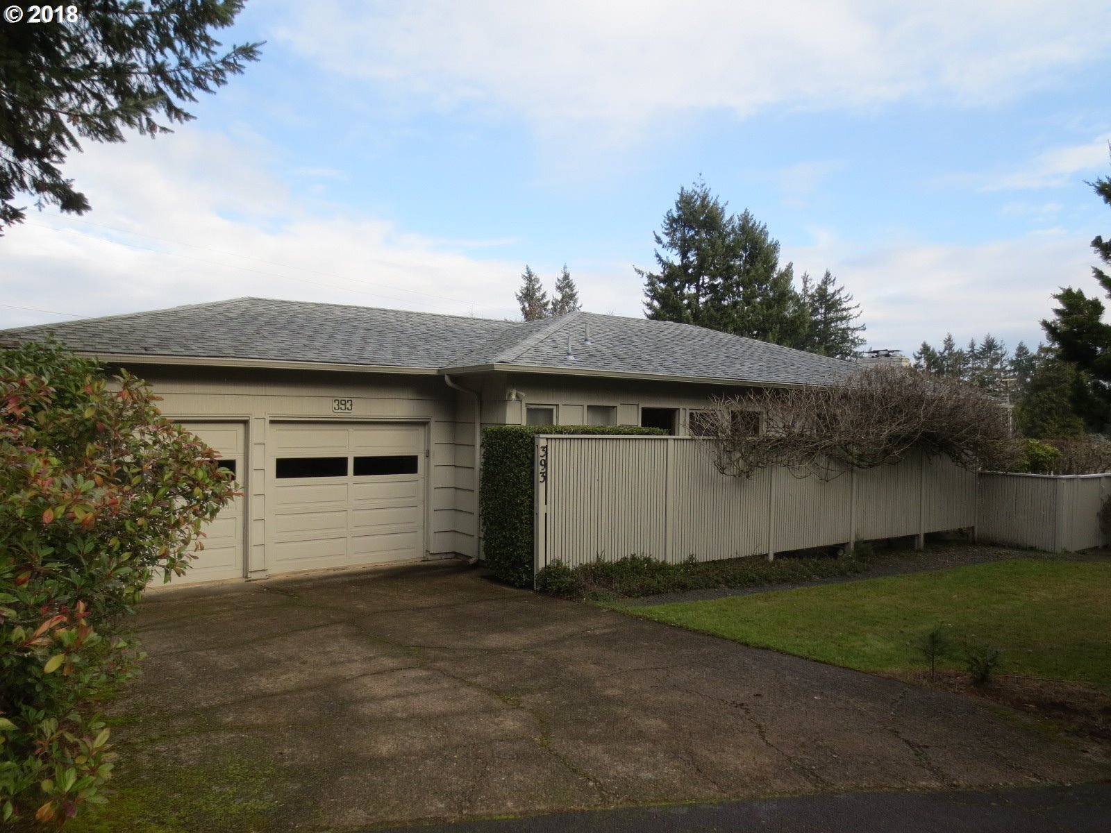 Property Photo: 393 Fulvue Dr OR 97405