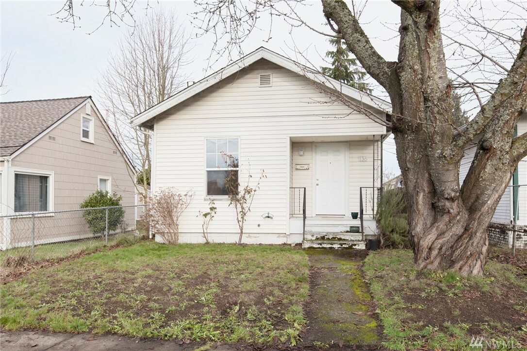 Property Photo:  135 11th St SE  WA 98002 