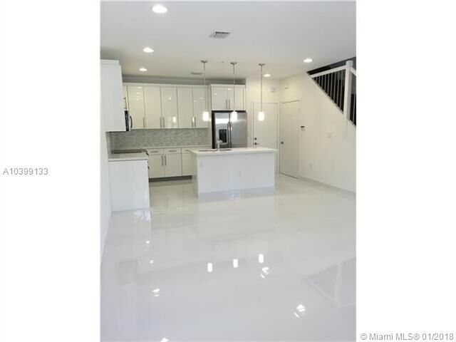 Property Photo: 2610 NE 213th St 102 FL 33180