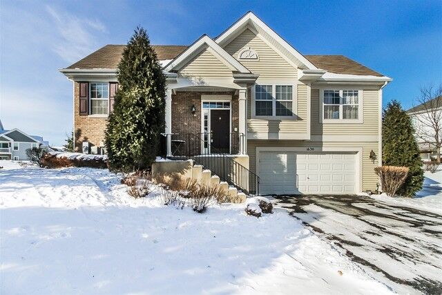 Property Photo:  1630 Windward Drive  IL 60140 