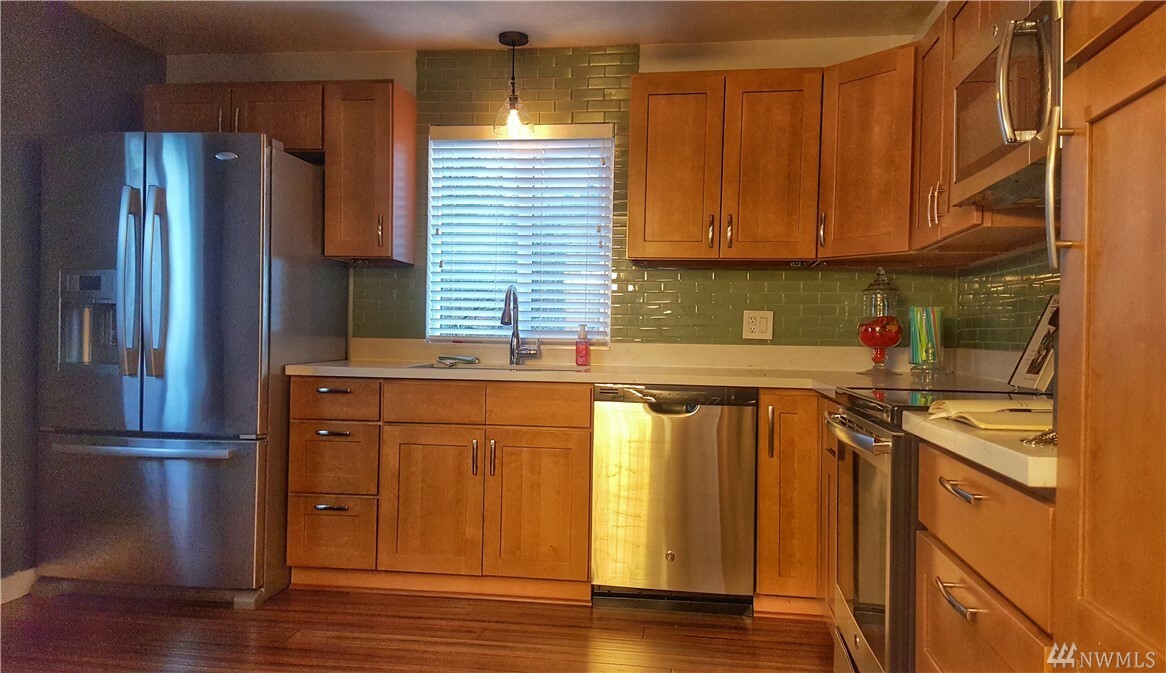 Property Photo:  300 N 137th St B  WA 98133 