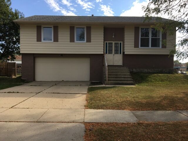 Property Photo: 821 Sunset Circle IL 60107