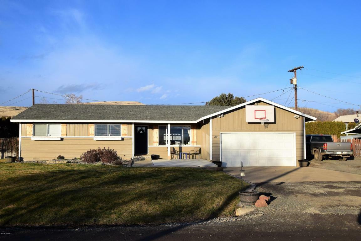 Property Photo:  703 Cascadia Park Dr  WA 98901 