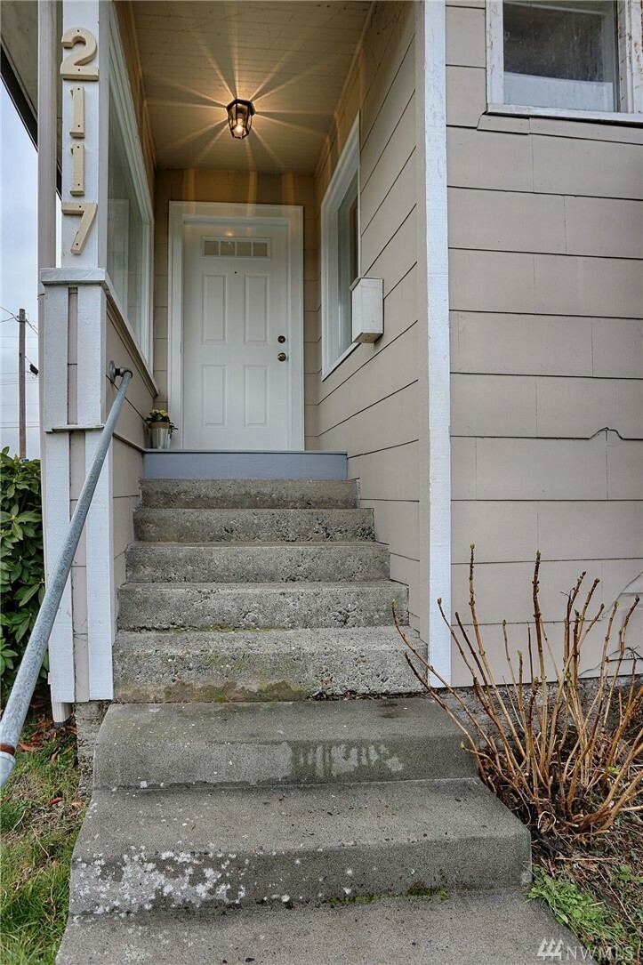 Property Photo:  2117 16th St  WA 98201 